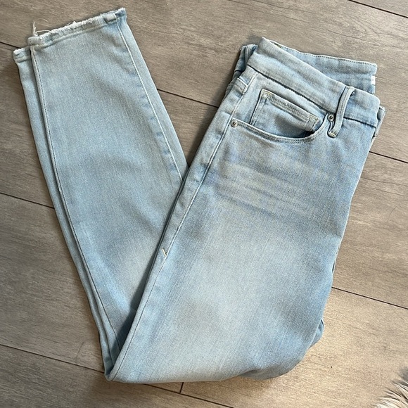 GOOD AMERICAN Light Blue Denim Skinny Distressed Jeans, Size 10/30 - Picture 8 of 15